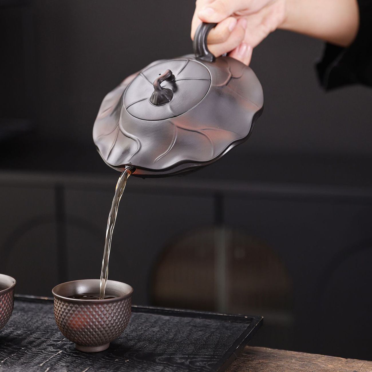 正宗原礦紫陶浮雕富甲天下荷韻 • 荷花壺┃350cc大容量紫砂鳳鳴壺 純手工大師范明偉匠心之作，泡茶更醇香！