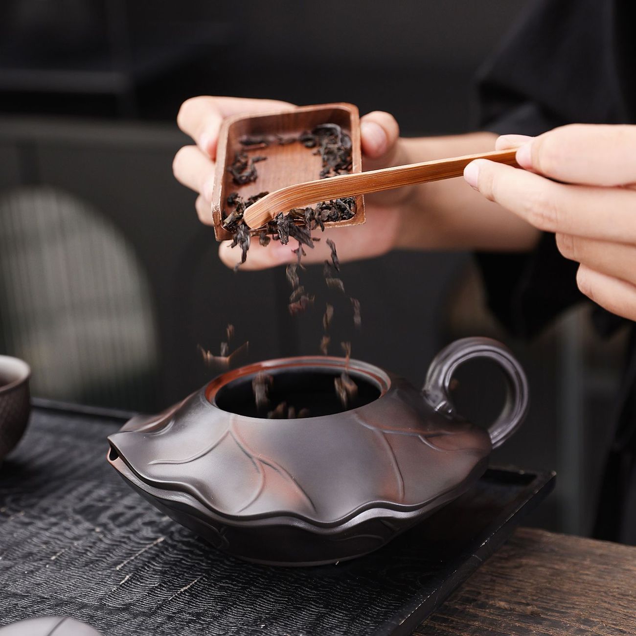 正宗原礦紫陶浮雕富甲天下荷韻 • 荷花壺┃350cc大容量紫砂鳳鳴壺 純手工大師范明偉匠心之作，泡茶更醇香！