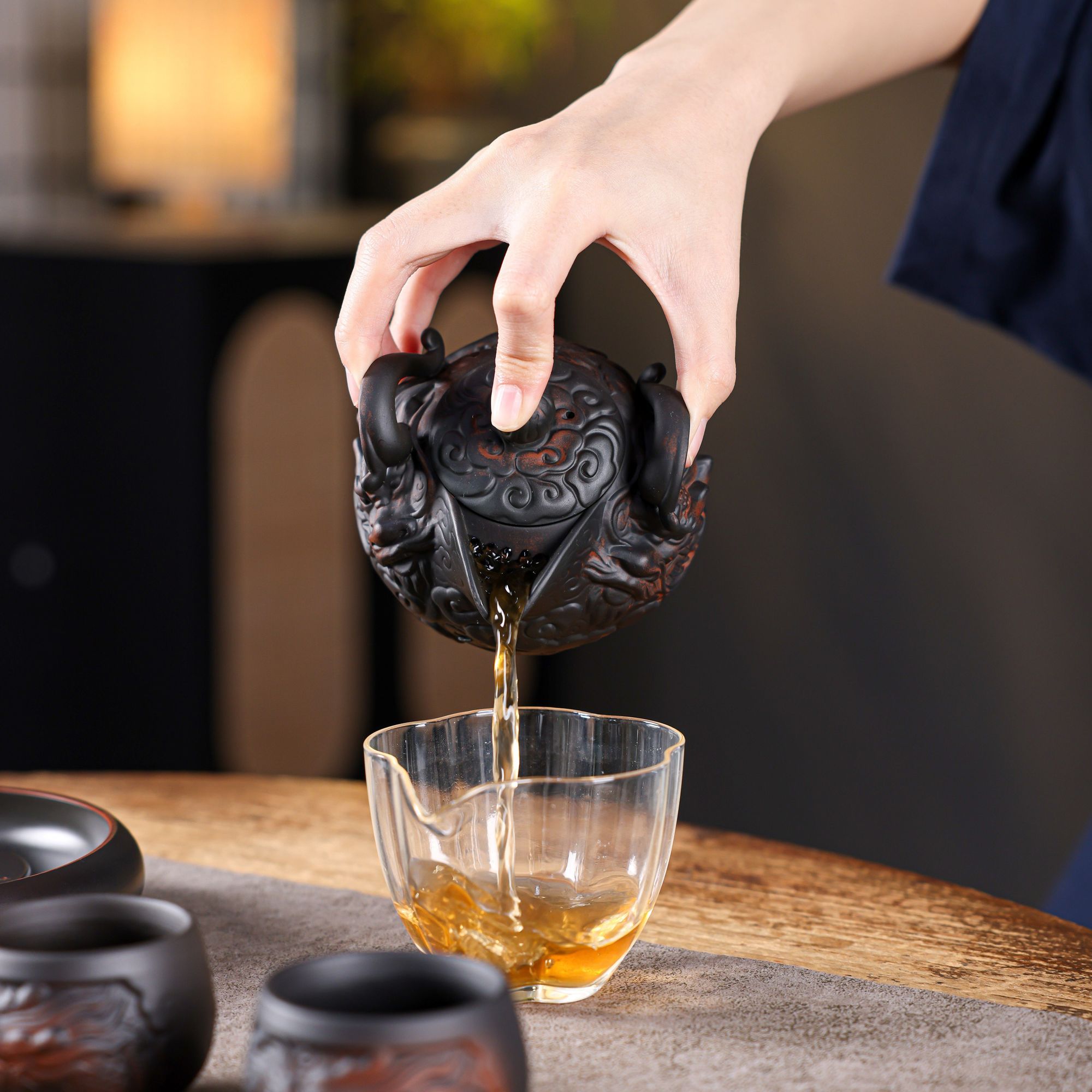 「紫陶手抓龍壺,飛龍紫陶壺」—— 匠心雕琢,龍韻茶香,一壺傳承千年工藝! 「紫陶手抓龍壺,飛龍紫陶壺」—— 匠心雕琢,龍韻茶香,一壺傳承千年工藝!